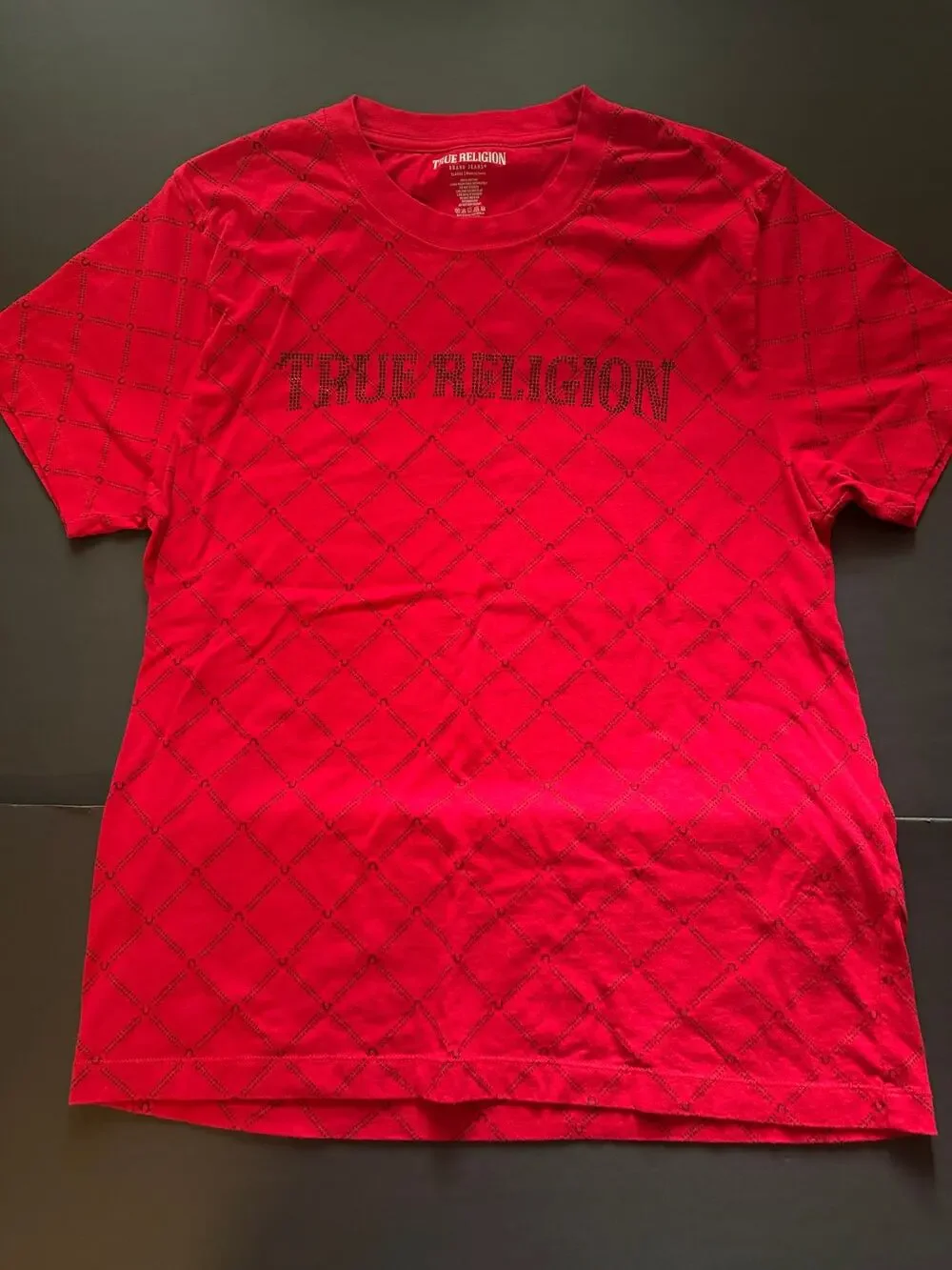 True Religion Men’s XL Red Horseshoe Pattern Tee – Bold Logo Graphic Shirt